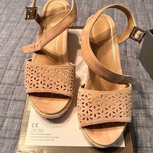 Women’s vionic leather wedges Size 6